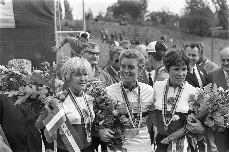 WK Wielrennen te Heerlen. Op podium Xadorozhnaya (2), Burton (1) en G. Yudina (3, Bestanddeelnr 920-6690