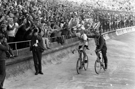 WK Wielrennen, finale amateurs stayers. Piet de Wit rijdt ererondje met gangmake, Bestanddeelnr 920-6431