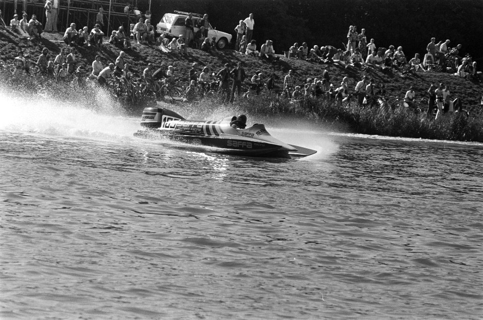 WK speedboatraces OI klasse op Bosbaan Renato Molinari (Italie) in actie, Bestanddeelnr 929-3336