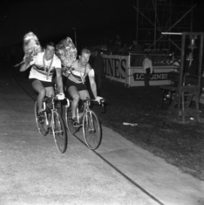 WK Wielrennen, Finale sprint amateurs. Links Morelon (WK) en Trentin rijden hun , Bestanddeelnr 920-6348