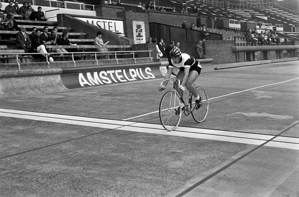 WK Wielrennen, eerste serie sprint dames. De Russische Irena Kiritchenko gaat al, Bestanddeelnr 920-6344
