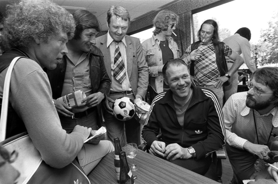 WK voetbal 1974, Nederlands elftal in Hiltrup Michels me journalisten, Bestanddeelnr 927-3063