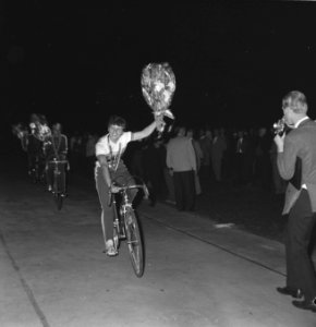 WK Wielrennen, sprint finale dames. In regenboogtrui rijdt Sarina ererondje, Bestanddeelnr 920-6400