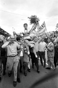 WK Wielrennen te Heerlen finish profs. Eddy Merckx op schouders supporters, Bestanddeelnr 920-6706