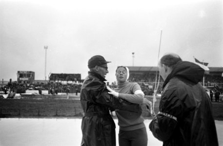 WK schaatsen te Deventer dames, Stien met trainer en verzorger, Bestanddeelnr 920-0910