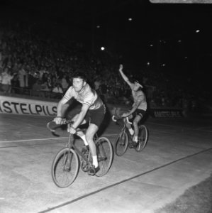 WK Wielrennen, series prof stayers. Legrand (winnaar serie) zwaait naar publiek, Bestanddeelnr 920-6333