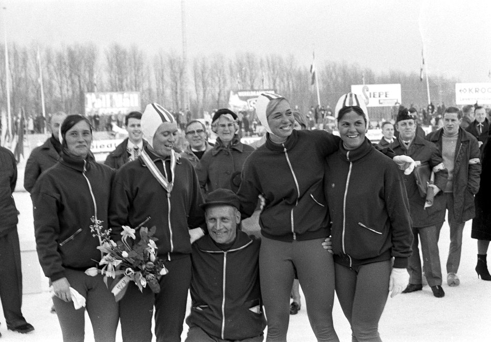 WK schaatsen te Deventer dames, nummer 2 Ko Kwang Za , nummer 13 Santo, nummer 4, Bestanddeelnr 920-0890