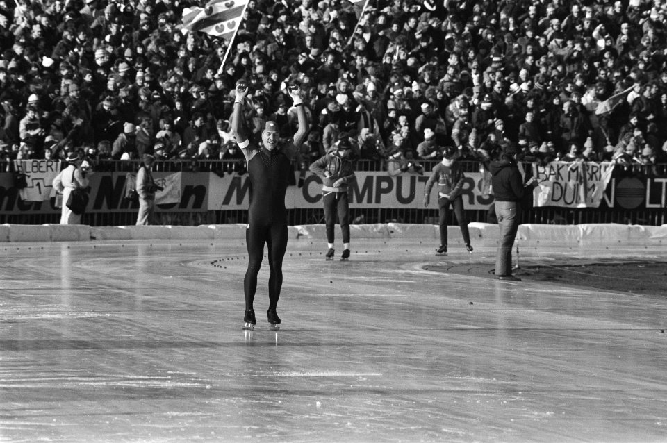 WK schaatsen in Assen. Hilbert van der Duim juichend na de 10km, Bestanddeelnr 931-9932