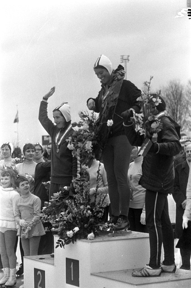 WK schaatsen te Deventer dames, de drie beste op het podium in midden Stien Kais, Bestanddeelnr 920-0899