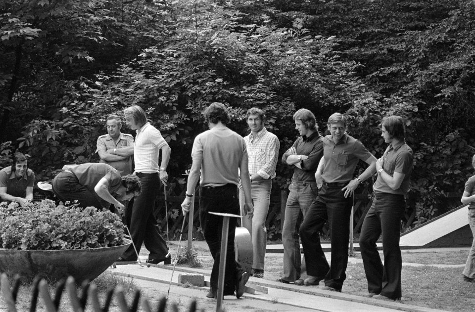 WK voetbal 1974 DDR-spelers spelen midget-golf, Bestanddeelnr 927-2858