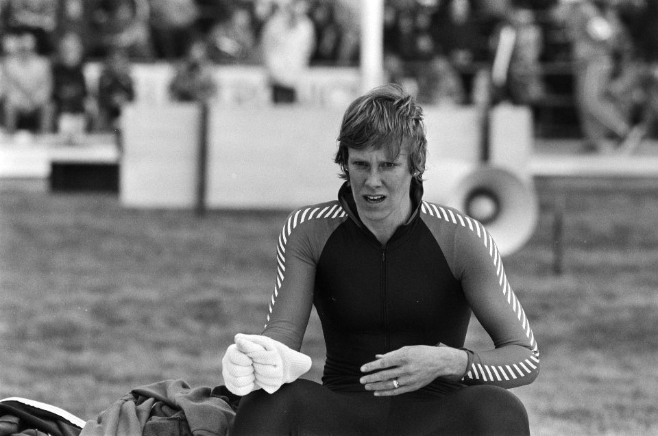 WK Sprint schaatsen in Alkmaar. Alie Boorsma zittend aan de kant, Bestanddeelnr 931-9587