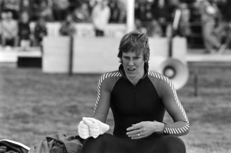 WK Sprint schaatsen in Alkmaar. Alie Boorsma zittend aan de kant, Bestanddeelnr 931-9587