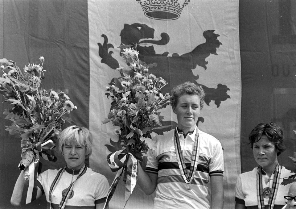 WK Wielrennen te Heerlen. Beryl Burton op podium dames, Bestanddeelnr 920-6691