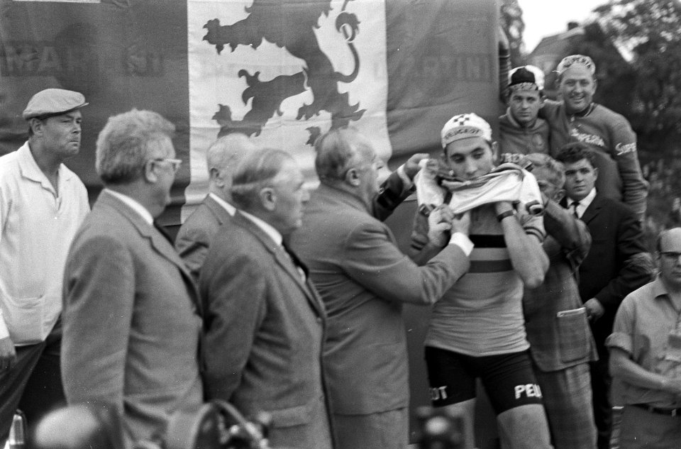 WK Wielrennen te Heerlen finish profs. Merckx krijgt regenboogtrui aan, Bestanddeelnr 920-6710