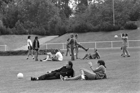 WK voetbal 1974, Nederlands elftal in Hiltrup Michels en Van Hanegem (rechts) l, Bestanddeelnr 927-3058
