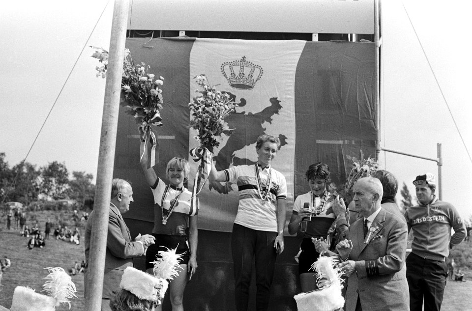 WK Wielrennen te Heerlen. Beryl Burton op de fiets ererondje, Bestanddeelnr 920-6693