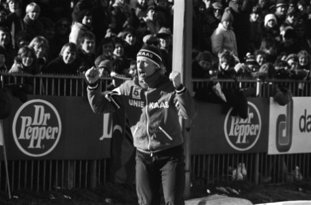 WK schaatsen in Assen. Rolf Sibrandy moedigt het publiek aan, Bestanddeelnr 931-9931