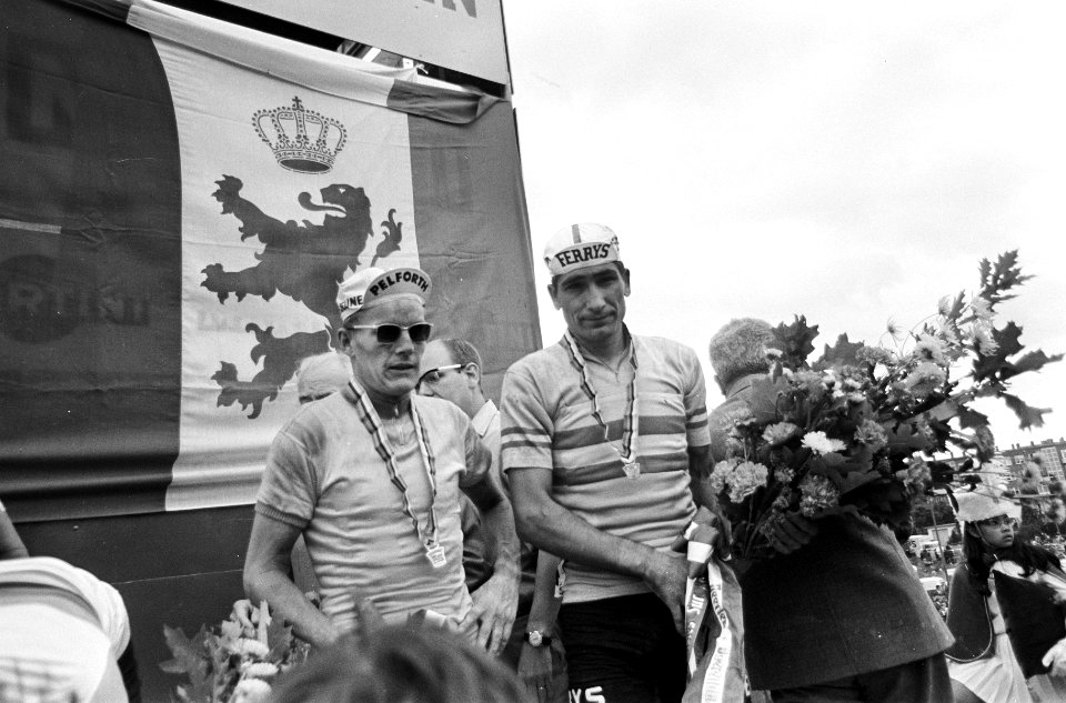 WK Wielrennen te Heerlen finish profs. Janssen (2), Merckx en Spanjaard, Bestanddeelnr 920-6712