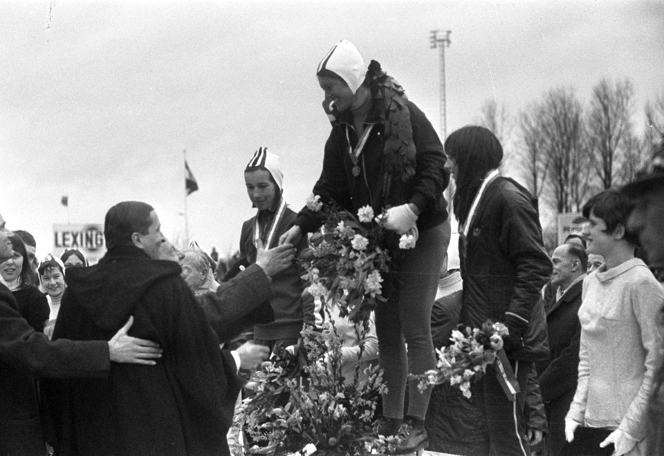 WK schaatsen te Deventer dames, Stien met Zwanenburg in krans, Bestanddeelnr 920-0904