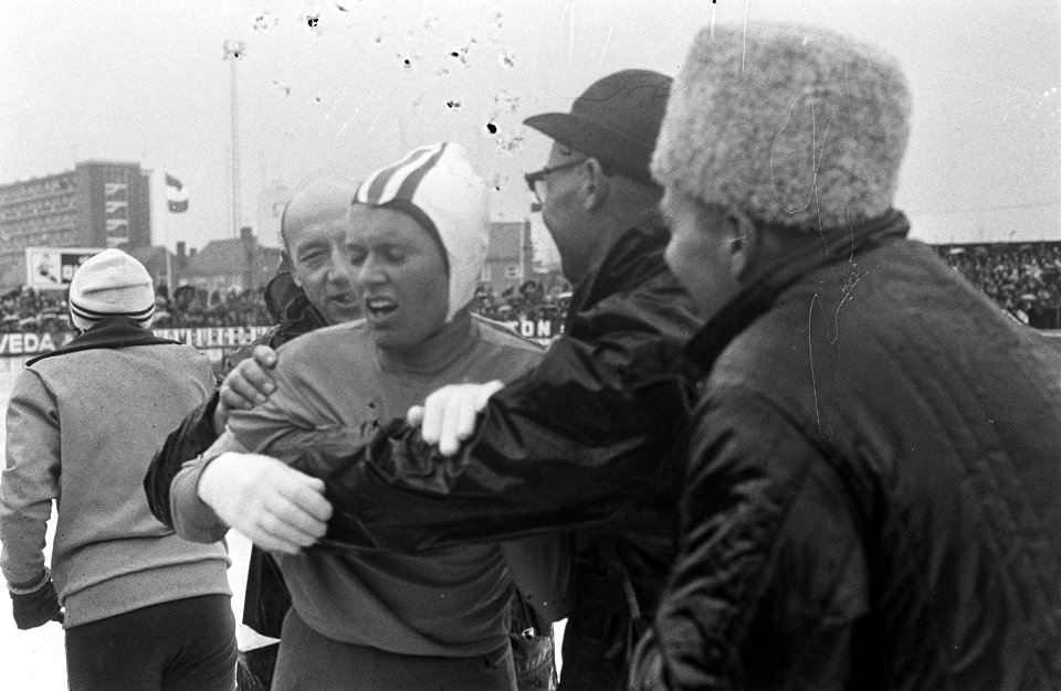 WK schaatsen te Deventer dames, Stien Kaiser met Piet Zwanenburg, Bestanddeelnr 920-0901