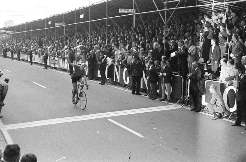 WK Wielrennen te Heerlen. De Engelsman C. Webb gaat als WK over de finish amateu, Bestanddeelnr 920-6694