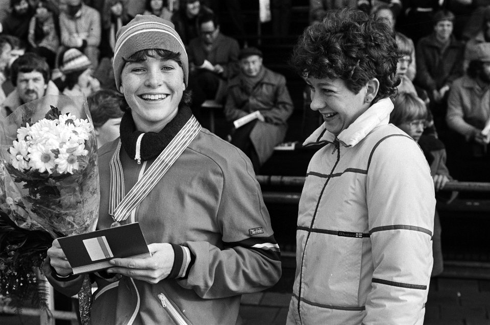 WK Sprint schaatsen in Alkmaar. Yvonne van Gennip met bloemen en medaille, Bestanddeelnr 931-9594