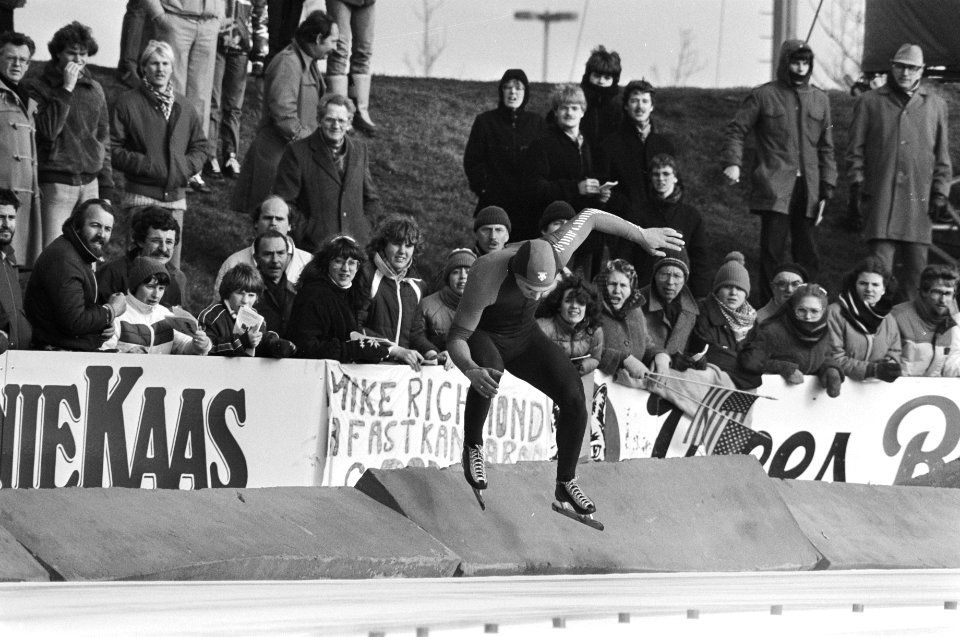 WK Sprint schaatsen in Alkmaar. Jan Ykema springt na zijn val op de baan, Bestanddeelnr 931-9571
