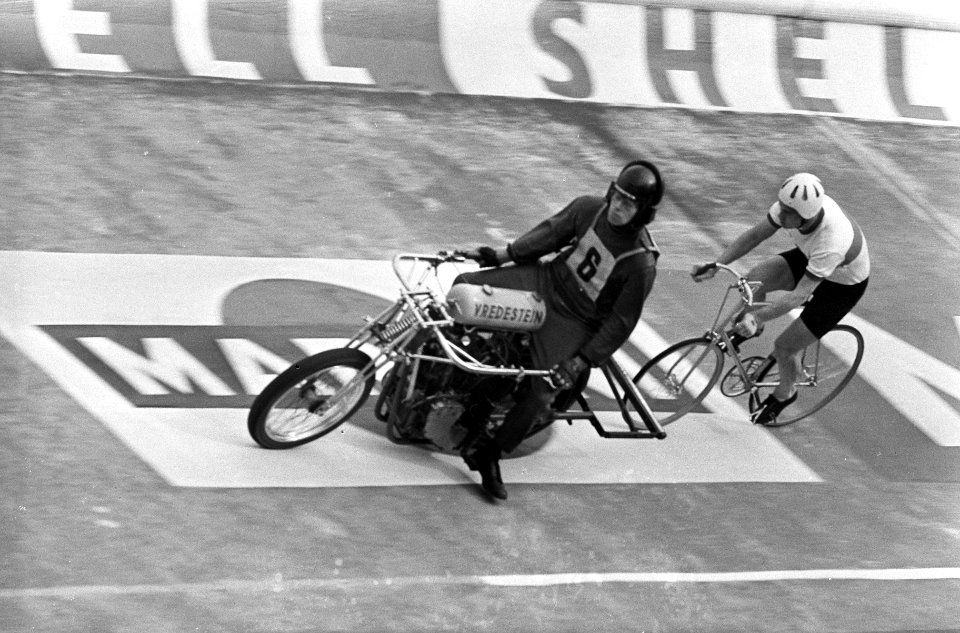 WK Wielrennen te Amsterdam. De Russische stayer amateur M. Merkov met gangmaker , Bestanddeelnr 920-6265