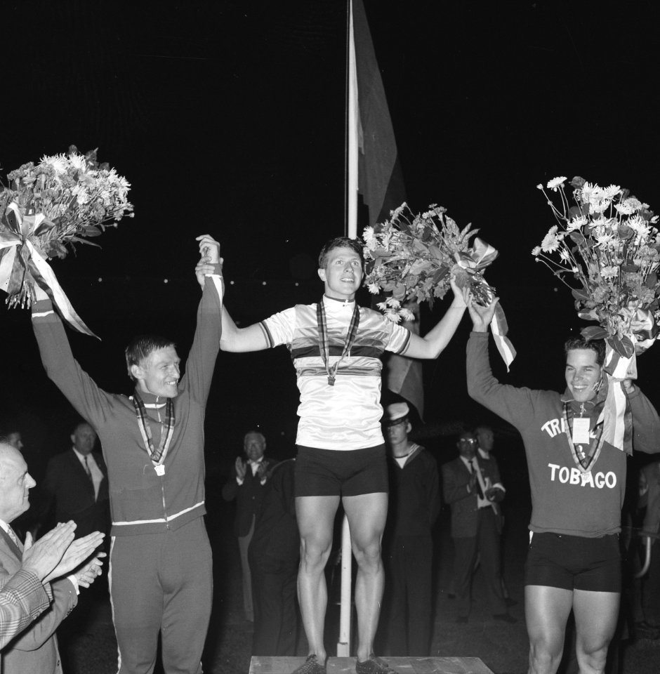 WK Wielrennen te Amsterdam. Wereldkampioen op 1km tijdrit de Deen Friedborg (mid, Bestanddeelnr 920-6269