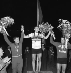 WK Wielrennen te Amsterdam. Wereldkampioen op 1km tijdrit de Deen Friedborg (mid, Bestanddeelnr 920-6269