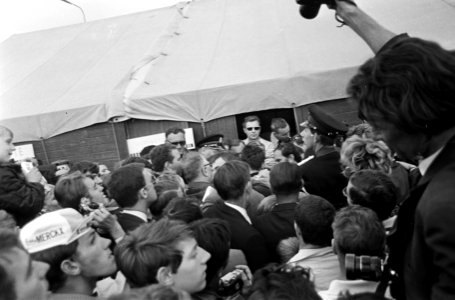 WK Wielrennen te Heerlen finish profs. Eddy Merckx op schouders supporters, Bestanddeelnr 920-6707
