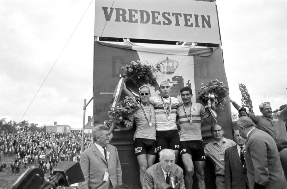 WK Wielrennen Profs te Heerlen finish profs. Janssen (2), Merckx (België, 1) en , Bestanddeelnr 920-6713
