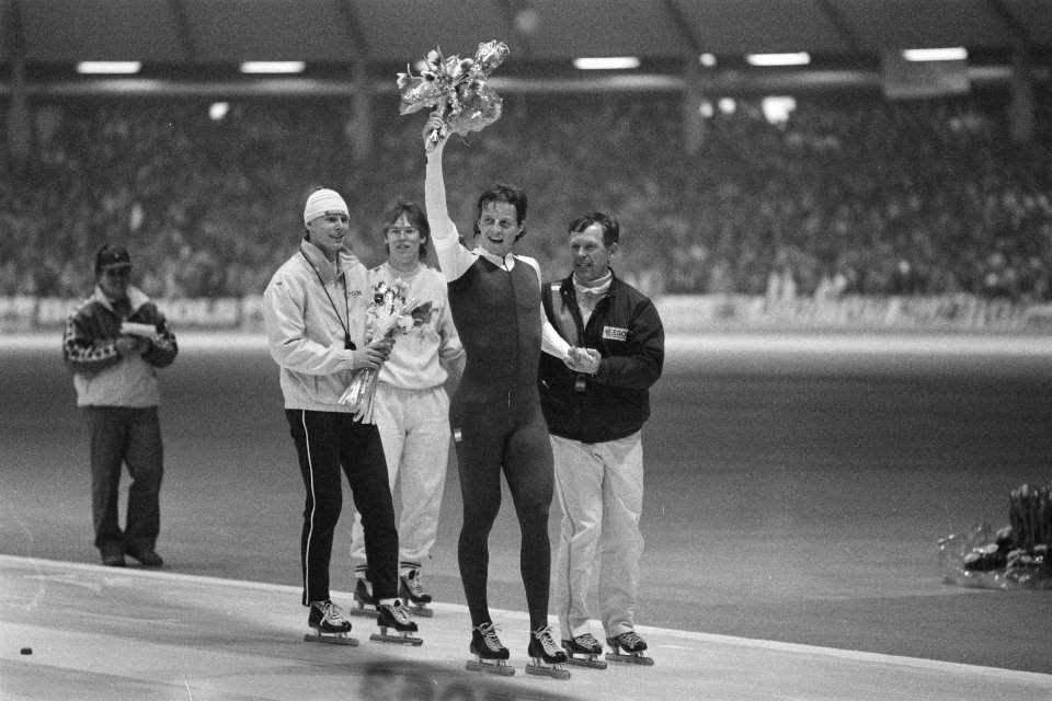 WK schaatsen in Heerenveen Leo Visser na wereldrecord 10 km, rechts trainer Gem, Bestanddeelnr 933-8907