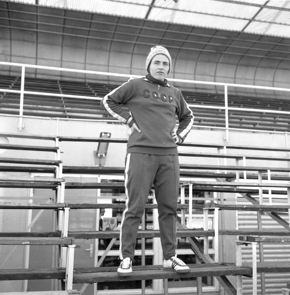 WK-schaatsen dames te Deventer, Valentina Stenina op tribune kijkt naar rivale K, Bestanddeelnr 920-0777