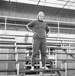 WK-schaatsen dames te Deventer, Valentina Stenina op tribune kijkt naar rivale K, Bestanddeelnr 920-0777