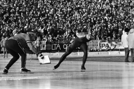 WK schaatsen in Assen. Hilbert van der Duim op de 10km, (l.) Kloosterboer (train, Bestanddeelnr 931-9928