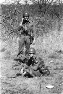 Woensdrecht militairen die de basis bewaken, Bestanddeelnr 932-9415