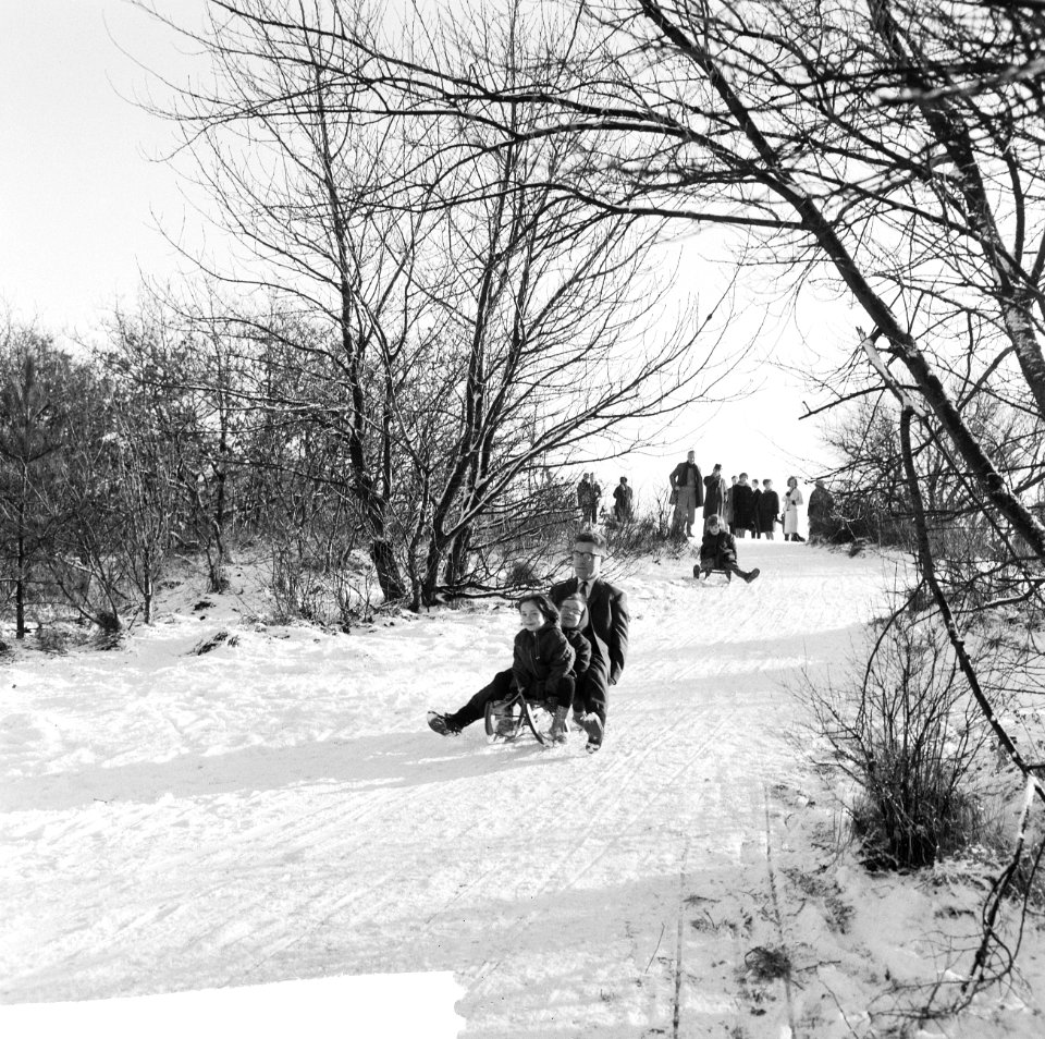 Witte kerst, sleetje rijden op het kopje van Bloemendaal, Bestanddeelnr 917-2753