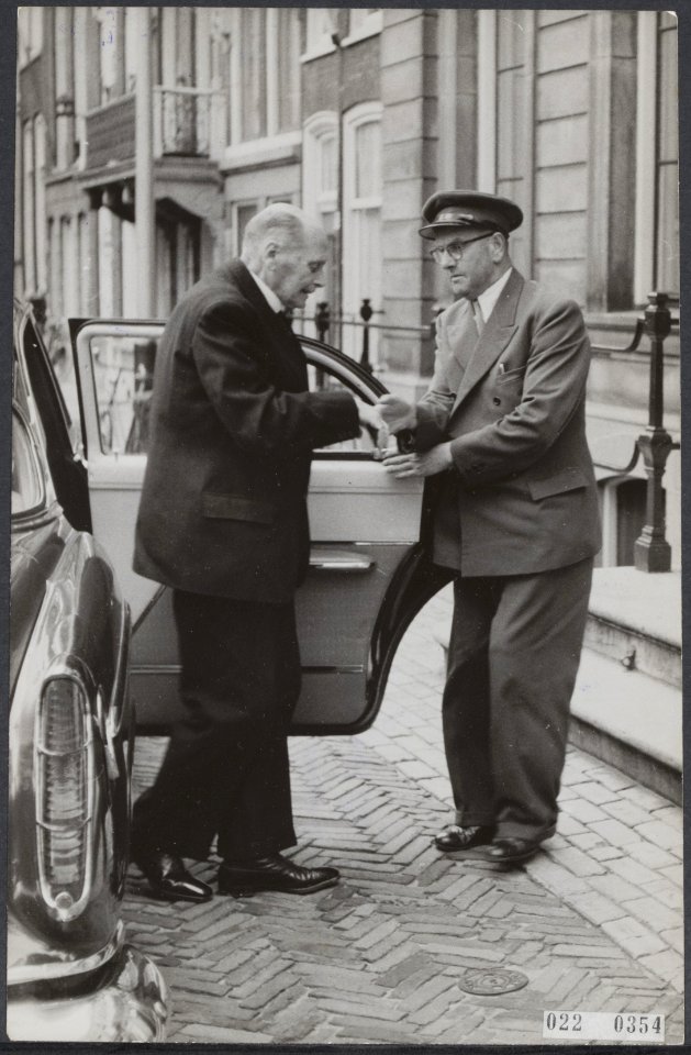 Woensdagmiddag heeft H.M. de koningin op het Paleis Lange Voorhout in Den Haag n, Bestanddeelnr 022-0354