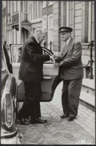 Woensdagmiddag heeft H.M. de koningin op het Paleis Lange Voorhout in Den Haag n, Bestanddeelnr 022-0354