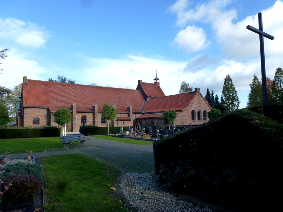 Woezik (Wijchen) RK kerk en begraafplaats met kruis