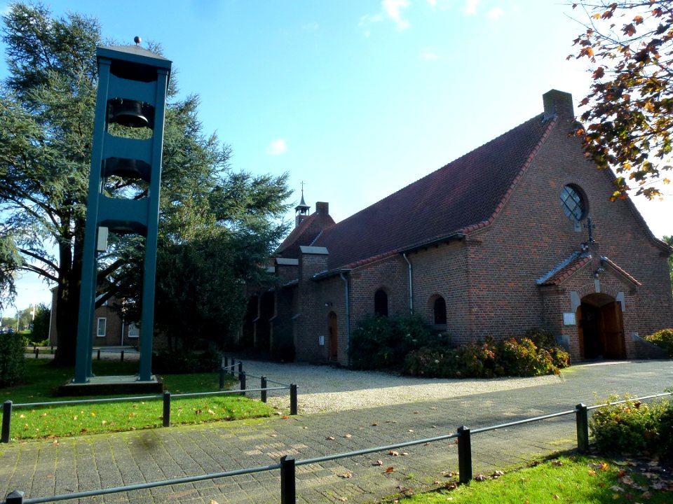 Woezik (Wijchen) RK kerk zijaanzicht noord met klokkenstoel