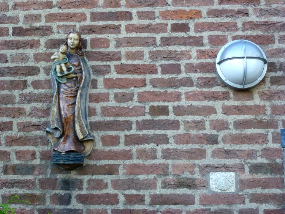 Woezik (Wijchen) pastorie gevel, Mariabeeld en Jacobsschelp