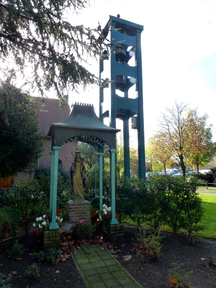 Woezik (Wijchen) Mariakapel en klokkenstoel naast kerk