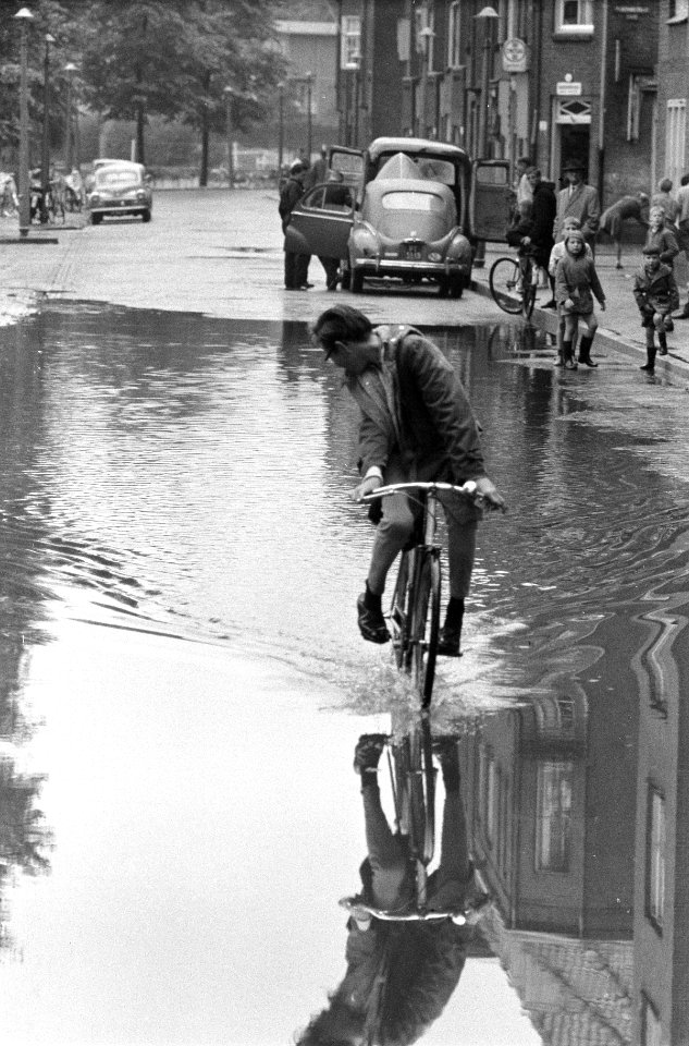 Wolkbreuk boven Amsterdam, kinderen vermaken zich bij de plassen, Bestanddeelnr 911-4964