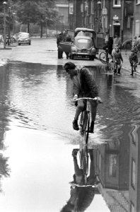 Wolkbreuk boven Amsterdam, kinderen vermaken zich bij de plassen, Bestanddeelnr 911-4964