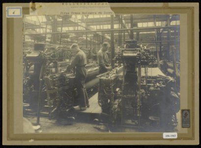 Wollenstoffenfabriek Frans Mutsaers en Zonen te Tilburg wever met hulp de bij…, Bestanddeelnr 256-1563