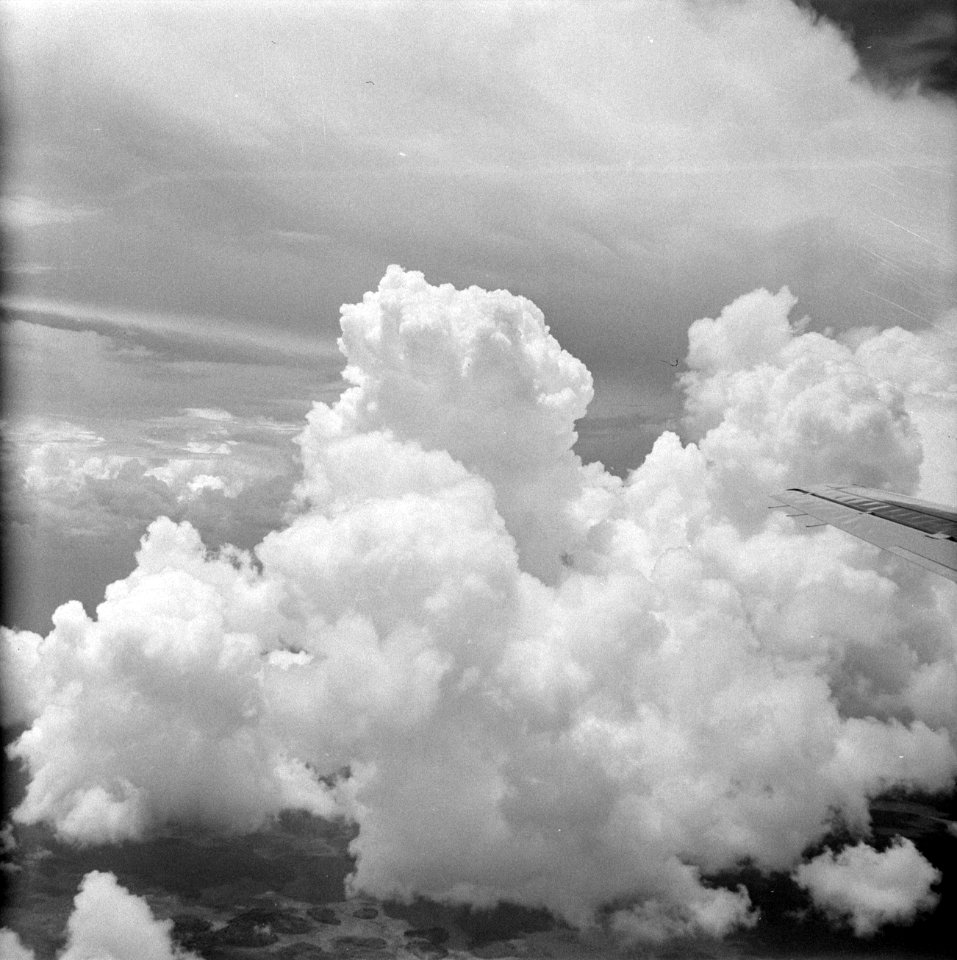 Wolkenlucht gezien vanuit een vliegtuig tussen Trinidad en Suriname, Bestanddeelnr 252-2684