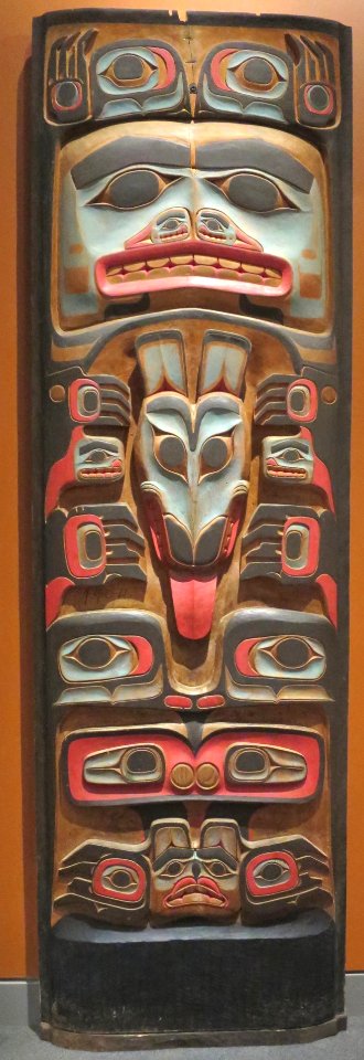 Wolf housepost, Tlingit, aak'w taatseen and kaawootk'