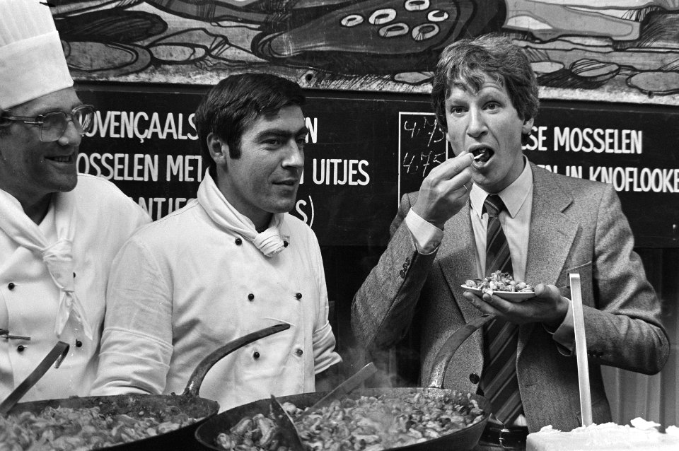 Wolffensperger (rechts) eet mosselen links mosselkok Gomez, Bestanddeelnr 931-6938